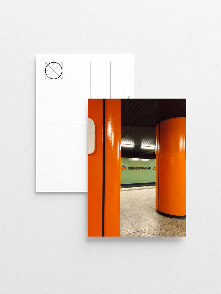 Green Siemensdamm U-Bahn platform wall framed by two orange columns